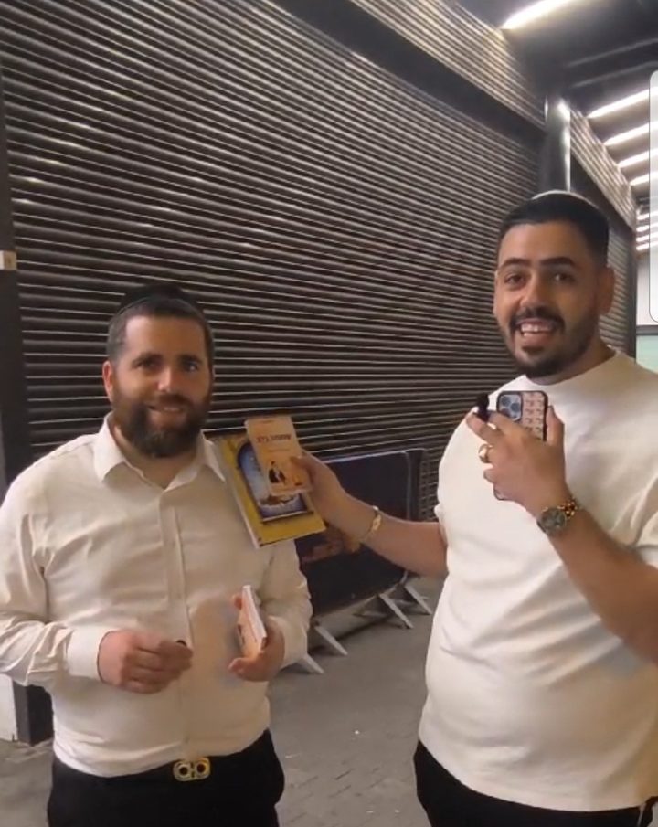 הזמר שילה אליה עם חוברת שמחה בלב